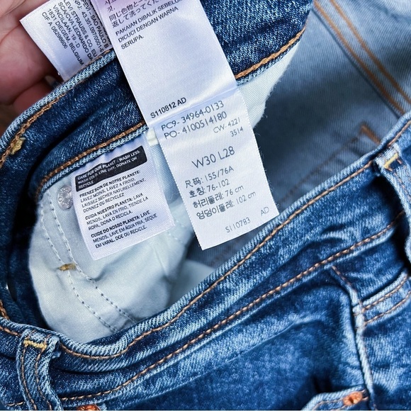 Levi’s • Wedgie Straight jeans distressed medium wash frayed hem ripped knee - Picture 8 of 11